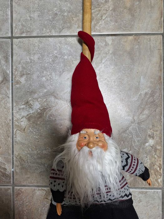 Vassoura com boneco de natal