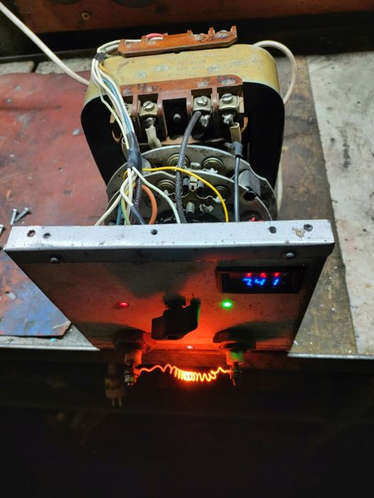 Зарядний пристрій