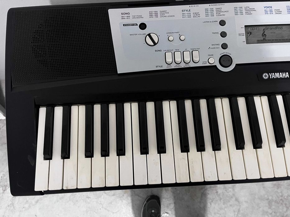 Vendo Órgão/ Teclado Yamaha YPT-200 com suporte incluído