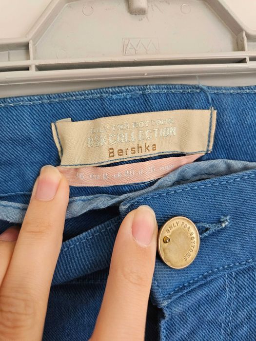 Niebieskie krótkie spodenki jeansowe szorty Bershka S