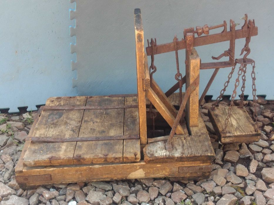 stare, rustykalne elementy dekoracji ogrodowych koło, homonto, beczka