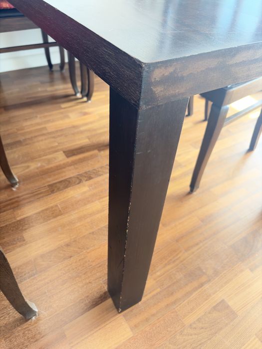 Mesa de jantar em madeira