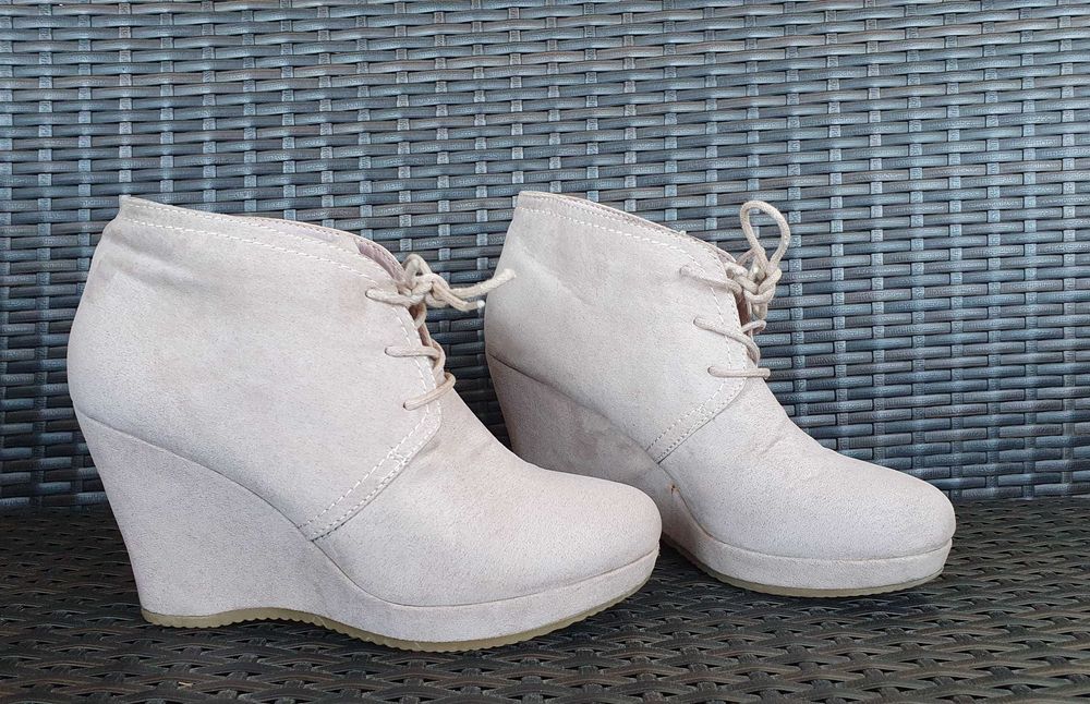 Pudrowe botki na koturnie sneakersy Graceland 38