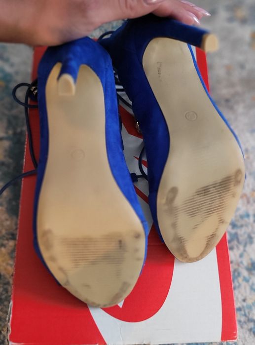 Niebieskie szpilki wiązane