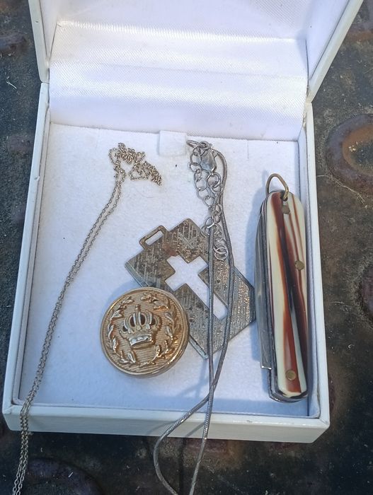 Fios de prata  e argola de prata e outros