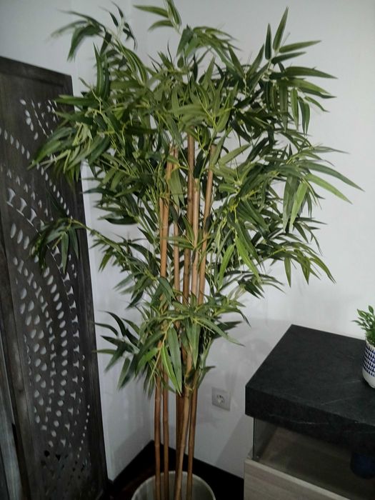Planta artificial com vaso decorativo