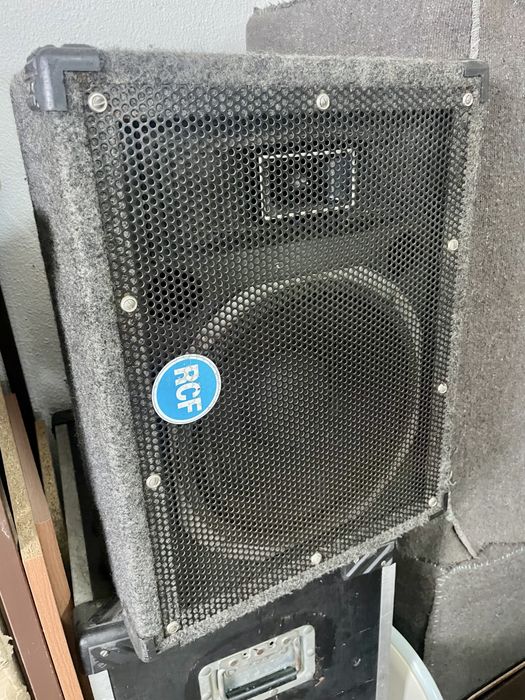 Dois monitores de palco.