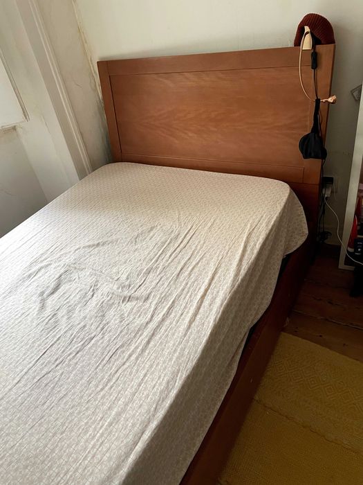 Cama corpo e meio em madeira com cómoda