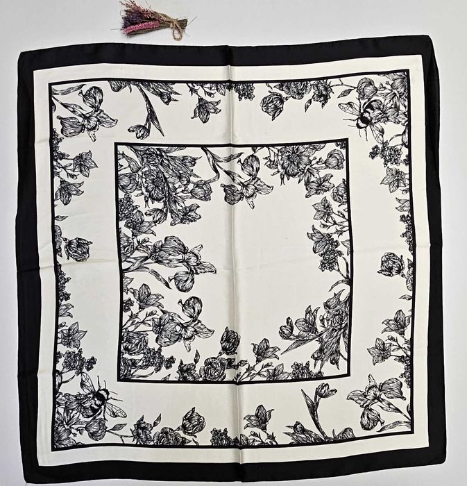 Czarno biała apaszka chusta na szyję w kwiaty z pszczółką