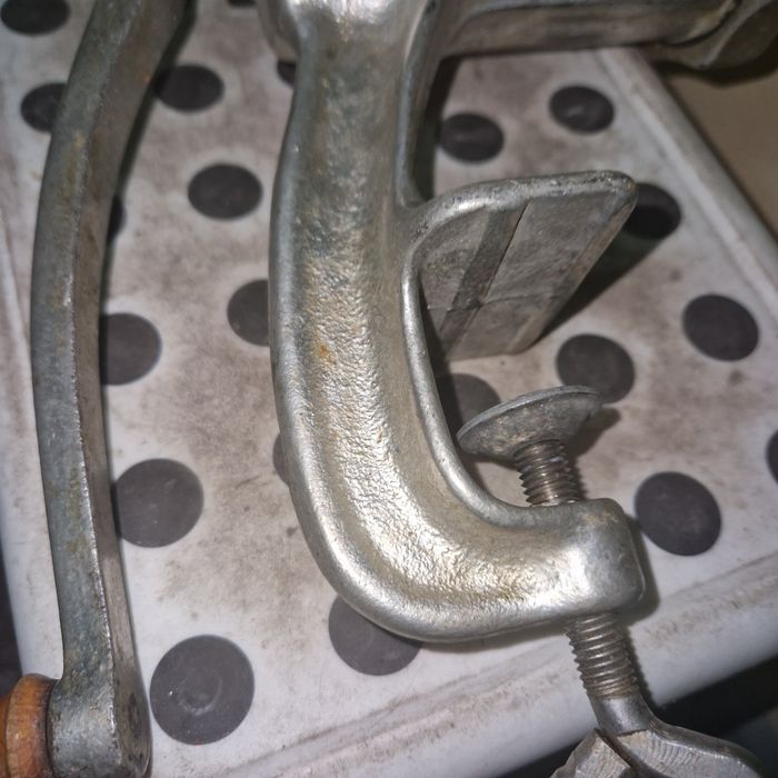 Duza rėczna maszynka do mienia miesa z czasow  prlu