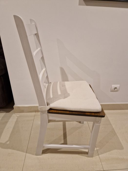 Conjunto de 6 cadeiras com almofada de sentar-se.