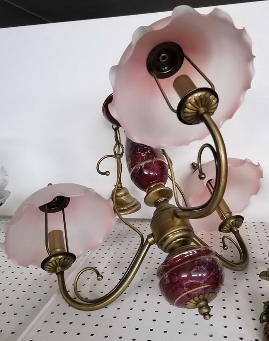 Candeeiro com três saídas, com centro porcelana.