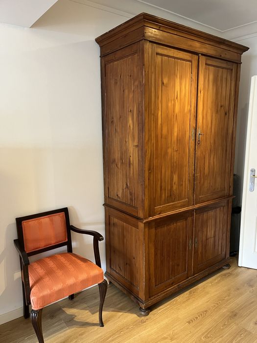 Armário Alto Antigo em Madeira