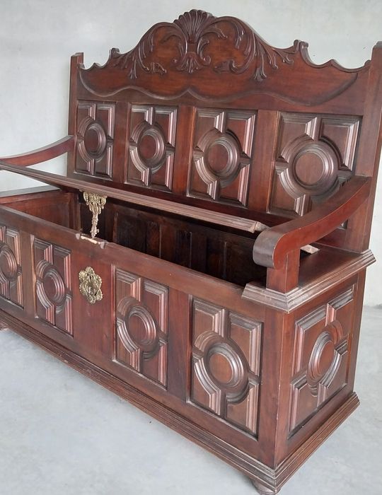 Bau em madeira maciça.