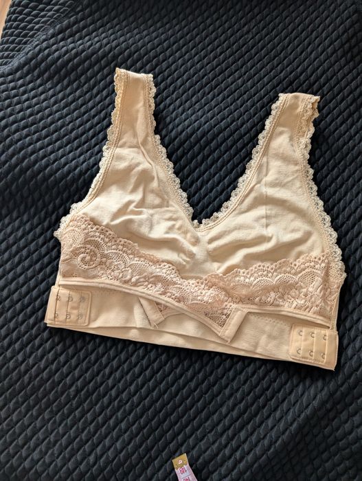 Бежевий топ з защіпками