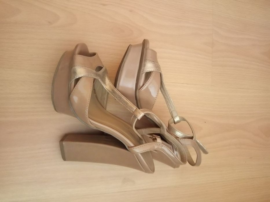 Sapatos beje de salto alto