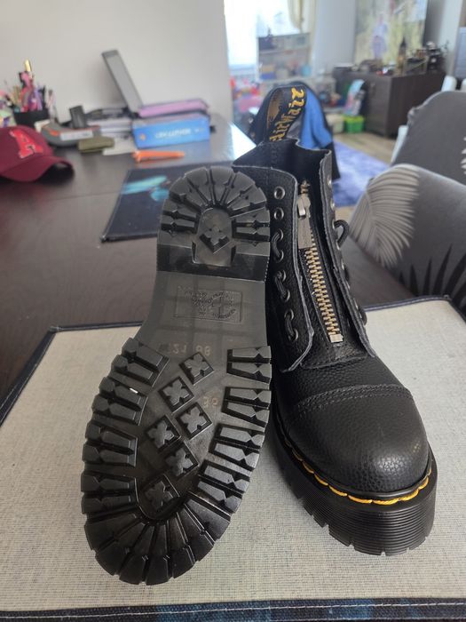 Buty, kultowe glany Dr. Martens Sinclair