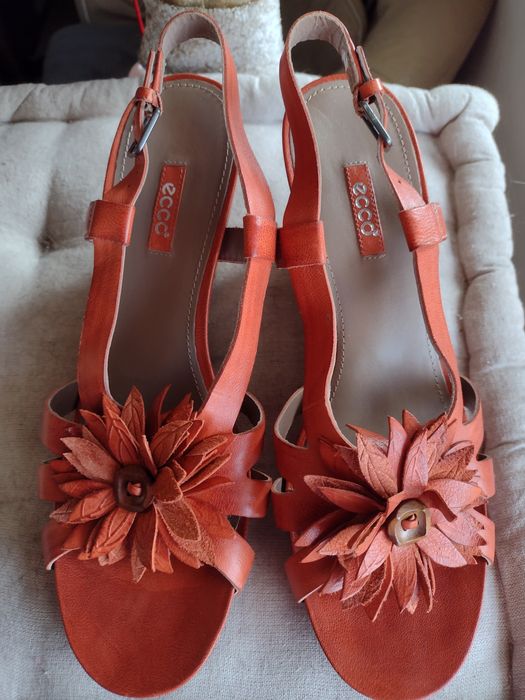 Sandały damskie skórzane na koturnie firmy ECCO