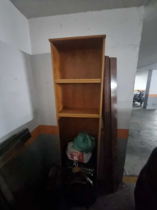 Selling bookshelf in good condition