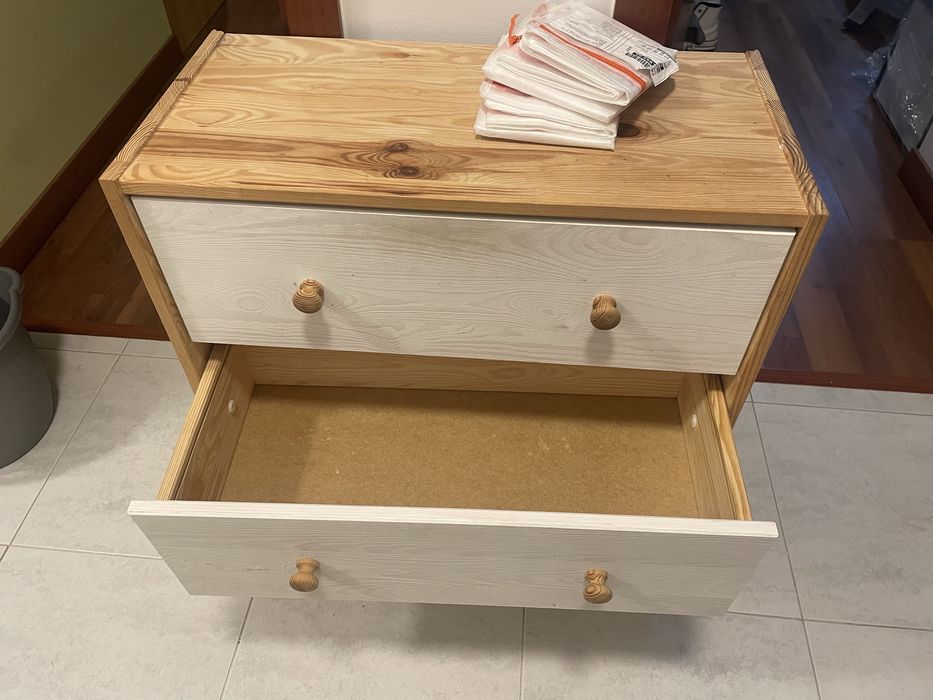 Cómoda de madeira IKEA