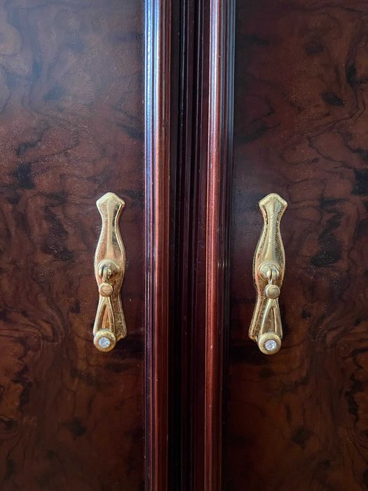 Consola em madeira de carvalho, com detalhes