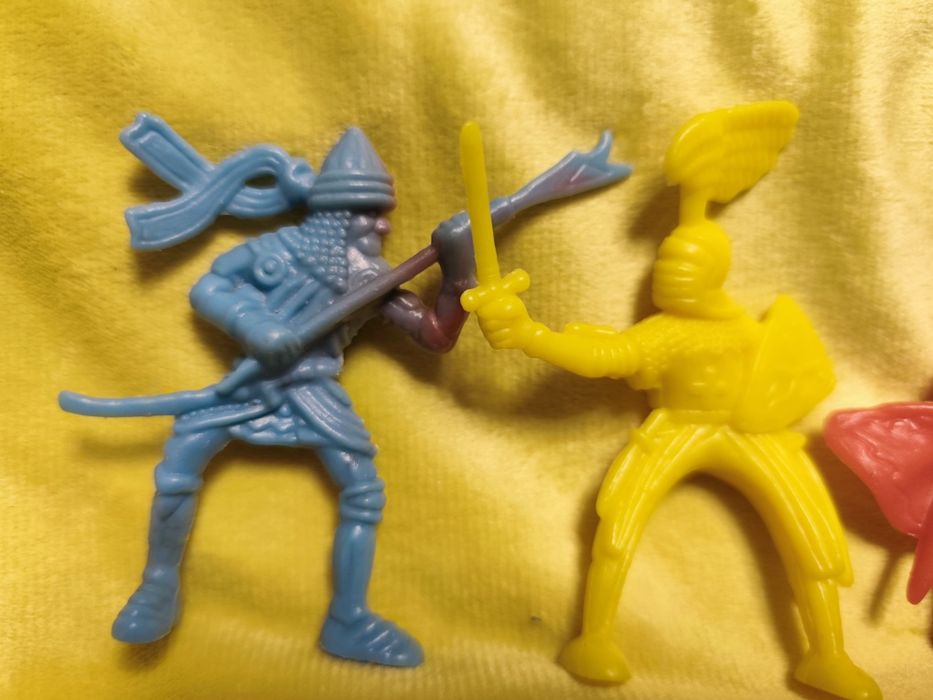 Figurki rycerzy retro – zestaw 4 plastikowych wojowników