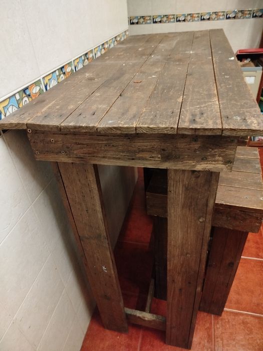 Mesa rústica com bancos