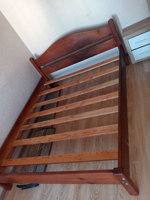 Кровать двуспальная деревянная