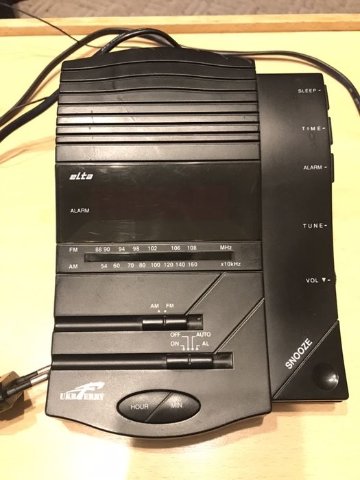 Часы с приемником и будильником Elta