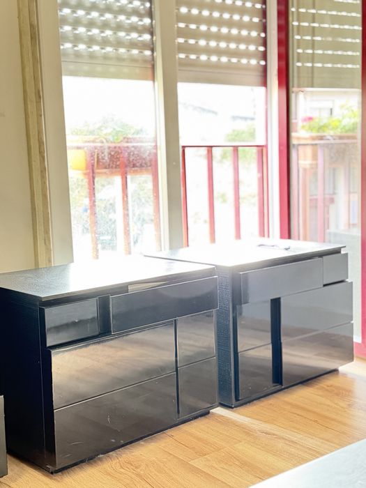 Mobilia de quarto em madeira macica cor preta