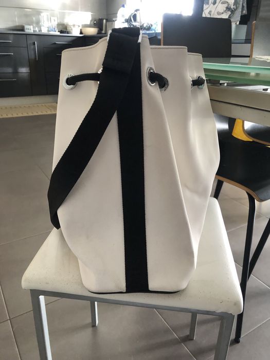 Mala branca com detalhes pretos