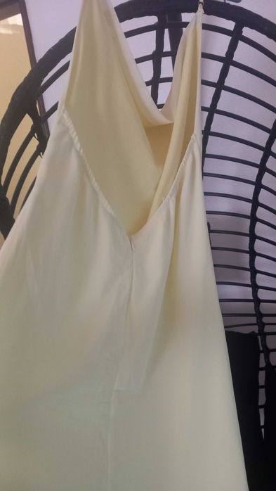 Vestido amarelo claro com gola descaída sem costas