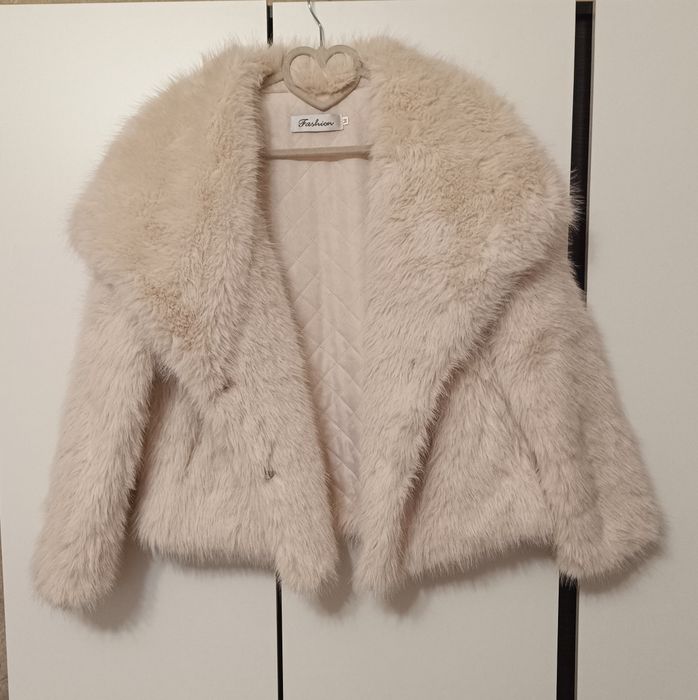 Жіноча шуба кремового кольору