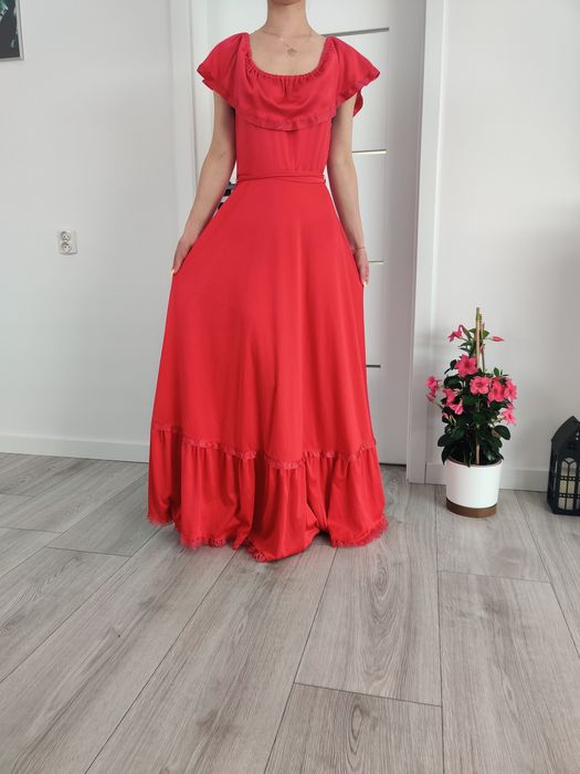 Czerwona długa sukienka.