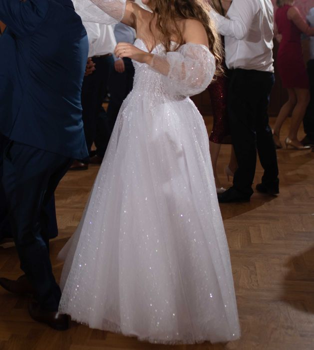 Suknia Ślubna z rękawkami, zdobiona perłami.