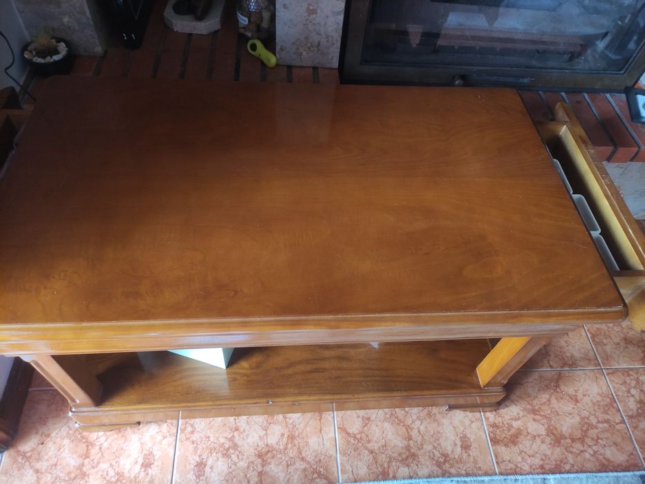Mesa de sala de estar em madeira