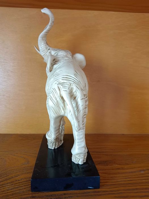 Elefante e estátuas