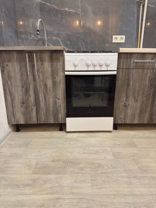 Тумба з накладною мийкою і змішувачем в комплекті