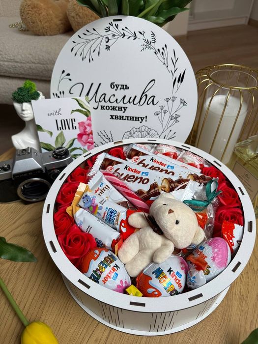 Готовий новорічний подарунок подарунковий набір солодощів Kinder