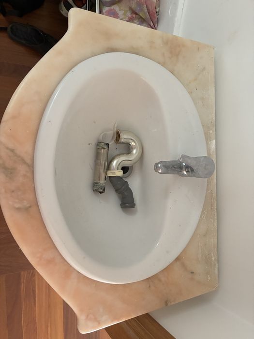 Pia com tampa de marmore e movel de suporte com as gavetas
