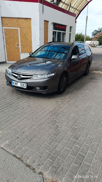 Продам авто на полном ходу в отличном состоянии , сел поехал !
Работает каждая кнопка !Ходовая сбитая никаких посторонних звуков , едет очень бодро , мотор работает  как часы !По машине сделано ТО , резина зима , поменян топлевный насос , все форсунки и топлевный фильтр !Больше  фото или видео скину в личку