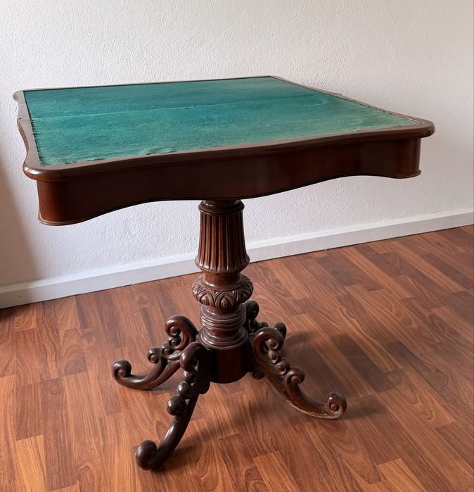 Mesa de jogo antiga em madeira maçica com tampo rebativel com feltro