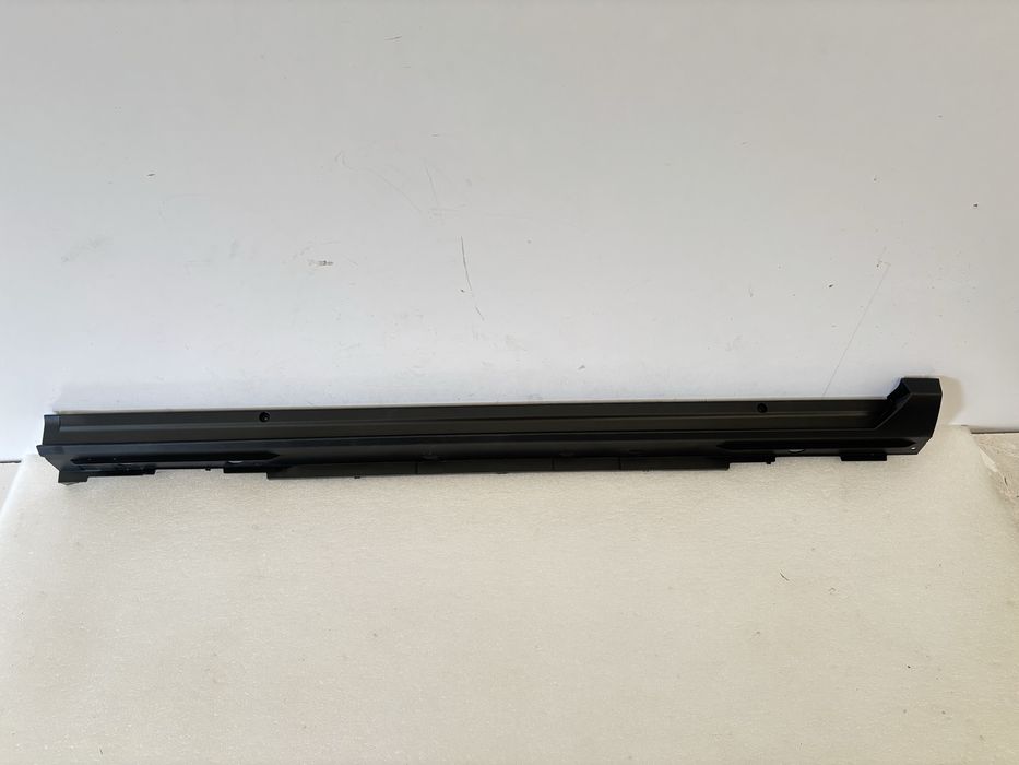 Toyota Yaris Cross 20- listwa progowa prawa nakładka na próg prawy