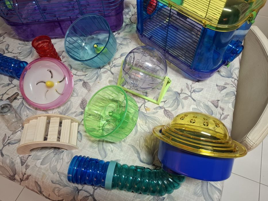 Duas gaiolas para Hamster com vários  acessórios