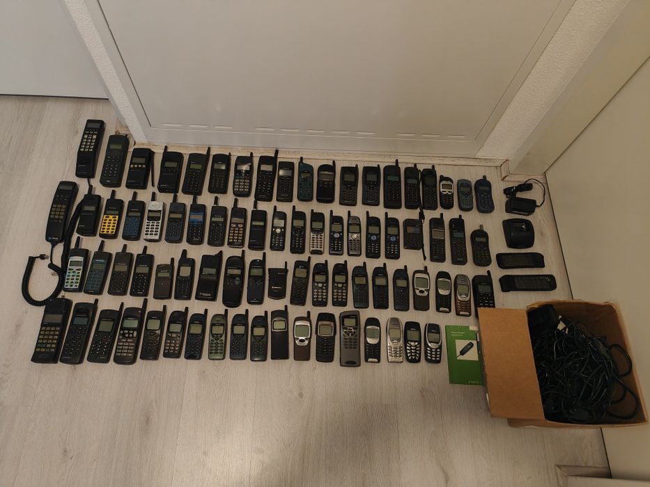 78 zabytkowych telefonów komórkowych – Nokia, Ericsson, Siemens, Sony.