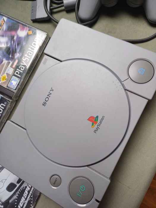 PlayStation 1 z padem i 12 grami