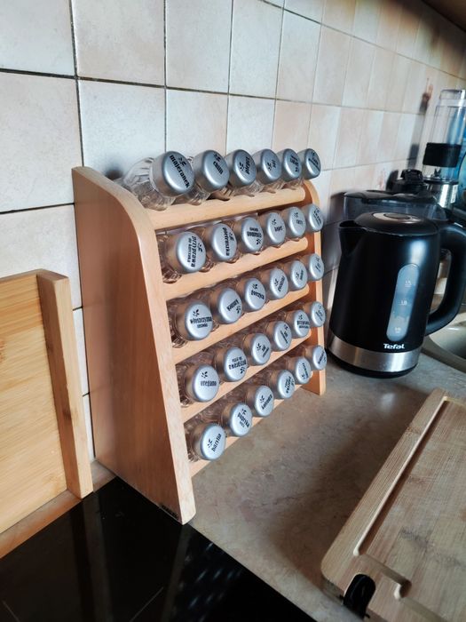 Organizer drewniany na przyprawy szklane słoiczki