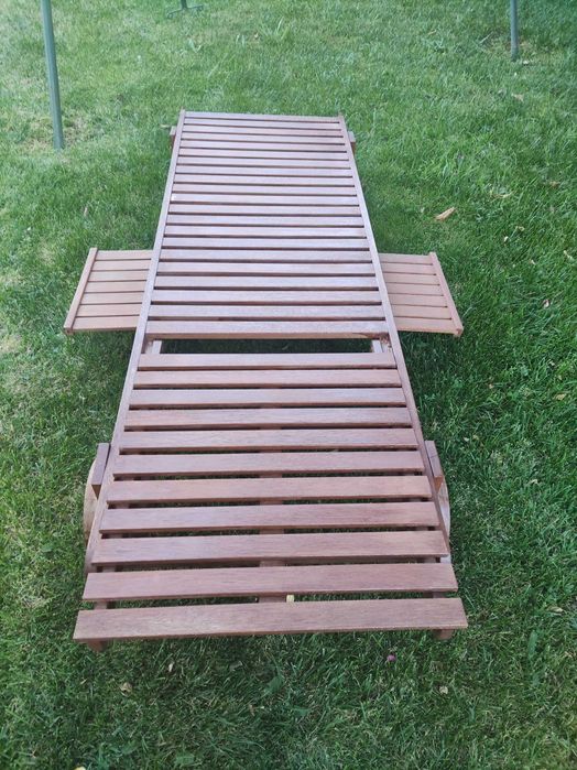 Espreguiçadeira de madeira com mesa de apoio imbutida