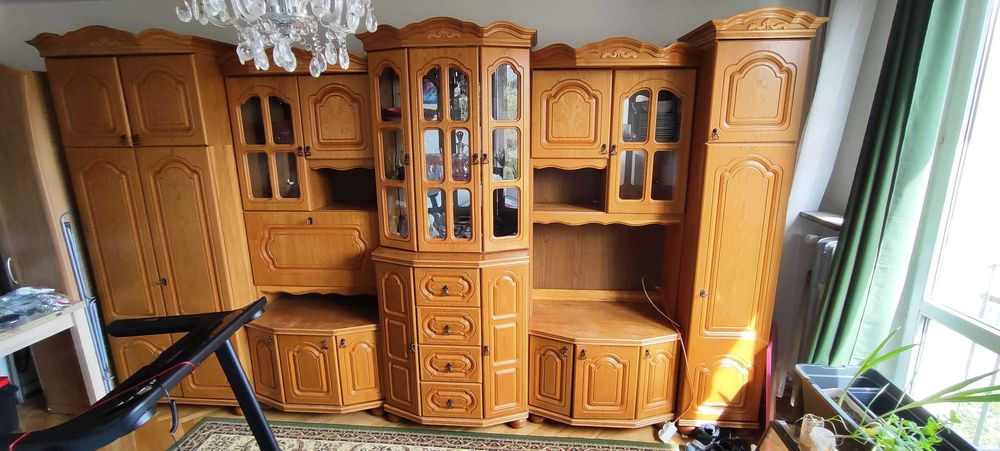 Elegancka meblościanka, zdobione fronty, dużo miejsca do przechowywania