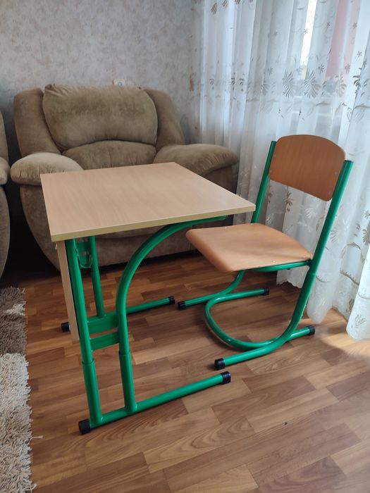 Дитяча парта зі стільчиком, комплект, ідеальний стан